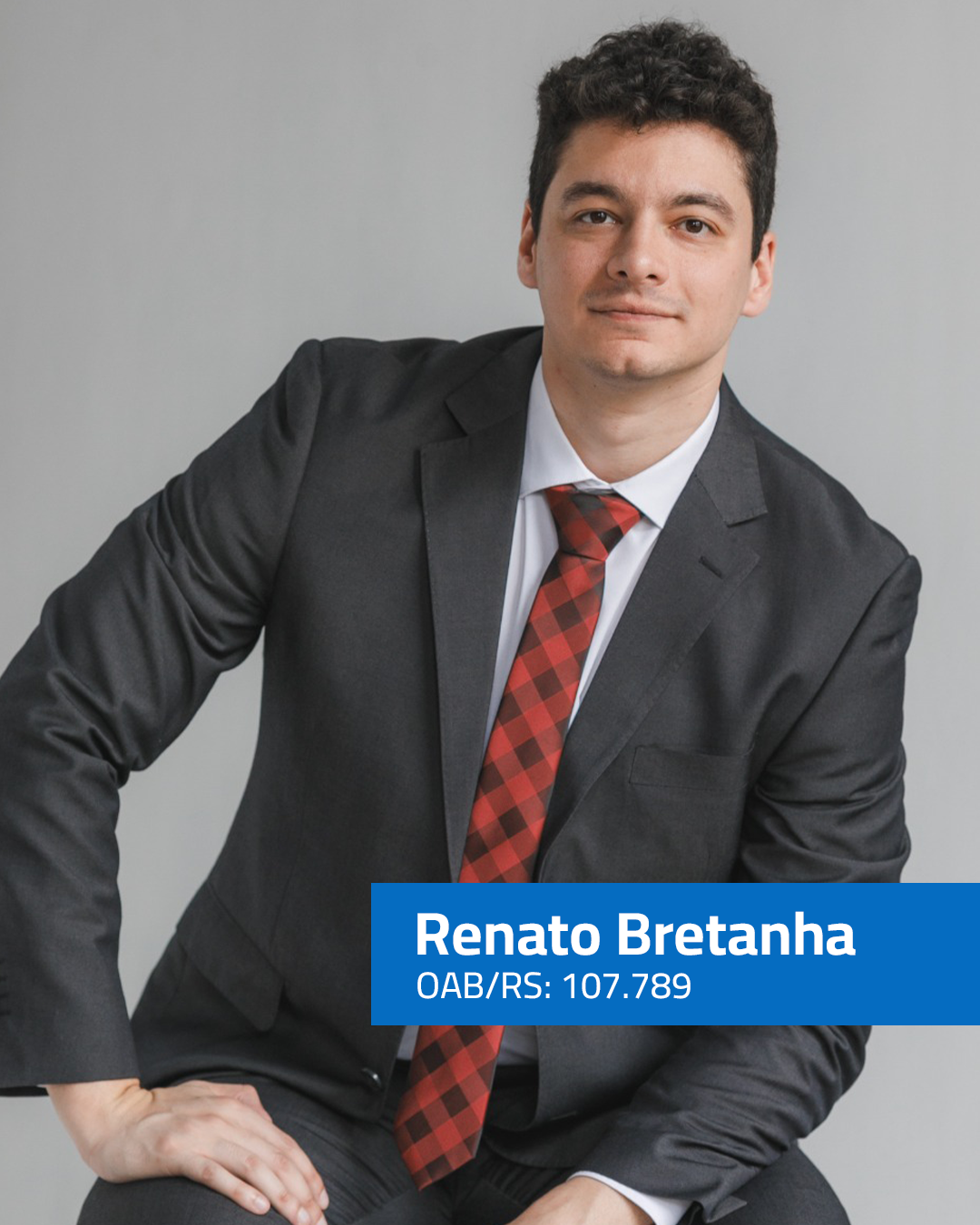 Sócio do Lindenmeyer, Muñoz, Munimis & Bretanha Advogados Associados,
graduou-se em 2017 e atua desde então com direito do trabalho, mesclando a área
coletiva, na assessoria de entidades de classe em negociações coletivas,
mediações e ações civis públicas, com o âmbito individual, desde o primeiro
atendimento de trabalhadores até as fases finais do processo.